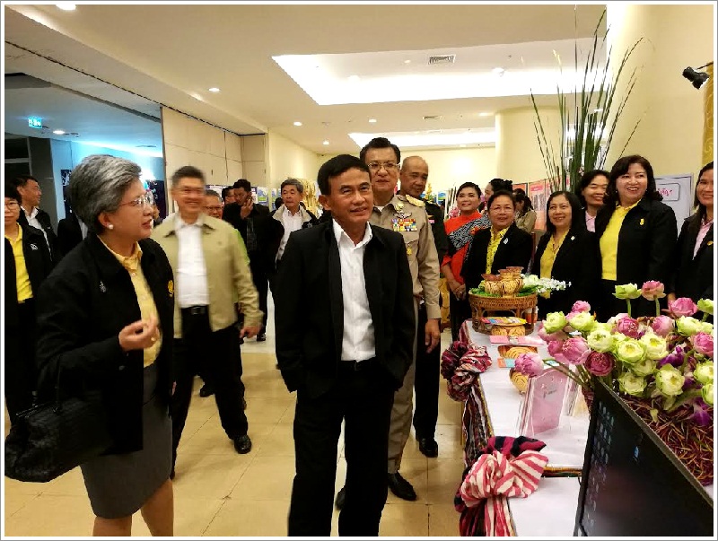 ﻿รัฐมนตรีว่าการกระทรวงยุติธรรมเยี่ยมชมบูธกรมบังคับคดี 